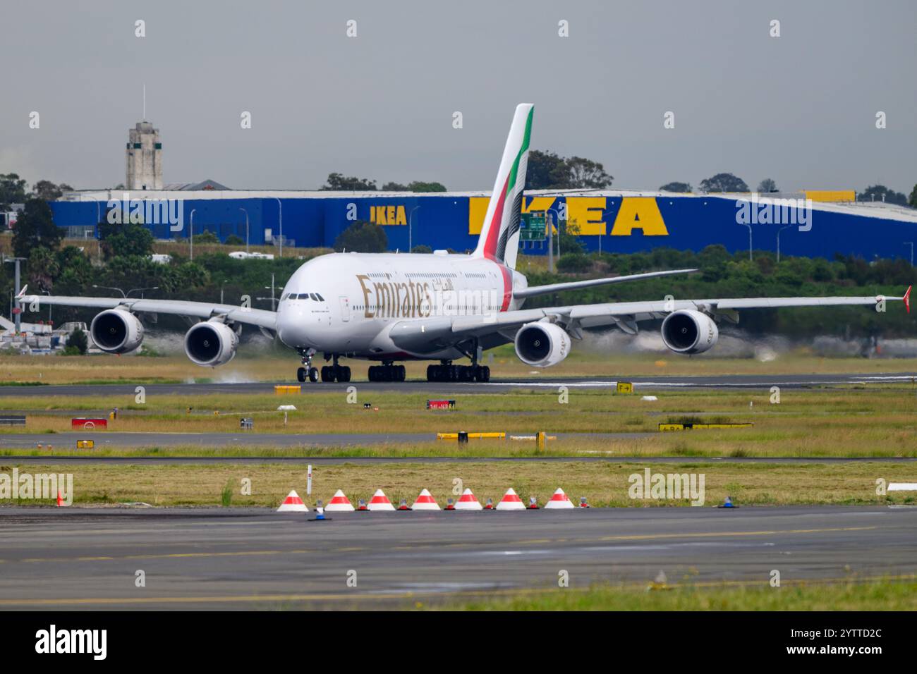 Airbus A380 d'Emirates Airlines arrivant Banque D'Images