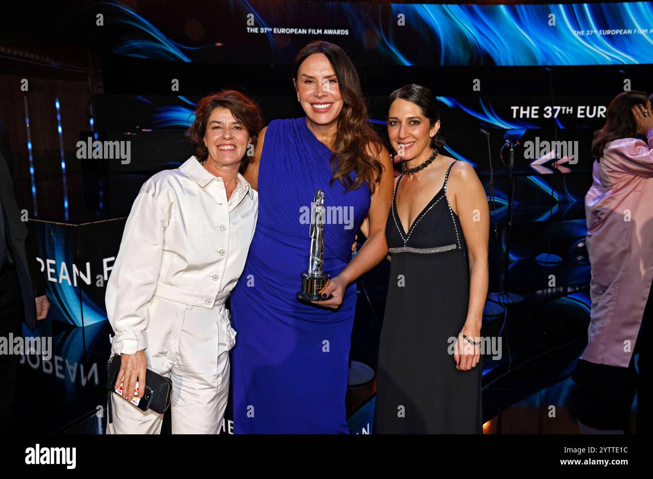 Irene Jacob, Karla Sofia Gascon und Zahra Amir Ebrahimi BEI der Verleihung des 37. Europäischen Filmpreises 2024 im Kultur- und Kongresszentrum Luzern. Lucerne, 07.12.2024 *** Irene Jacob, Karla Sofia Gascon et Zahra Amir Ebrahimi lors de la remise des European film Awards 2024 37 au Lucerne culture and Convention Center Lucerne, 07 12 2024 Foto:xS.xGabschx/xFuturexImagex efa 4398 Banque D'Images