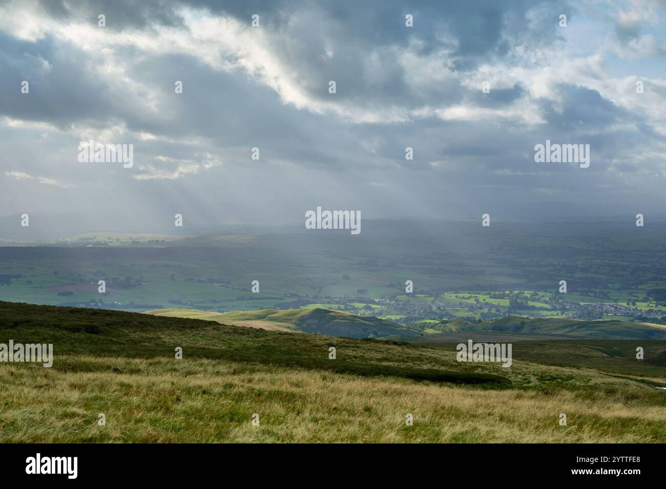 La vue de Kirkby Stephen depuis Hartley est tombée dans les Pennines, près des neuf standards Rigg, sur la promenade d'un océan à l'autre. Rayons de soleil à travers les nuages Banque D'Images