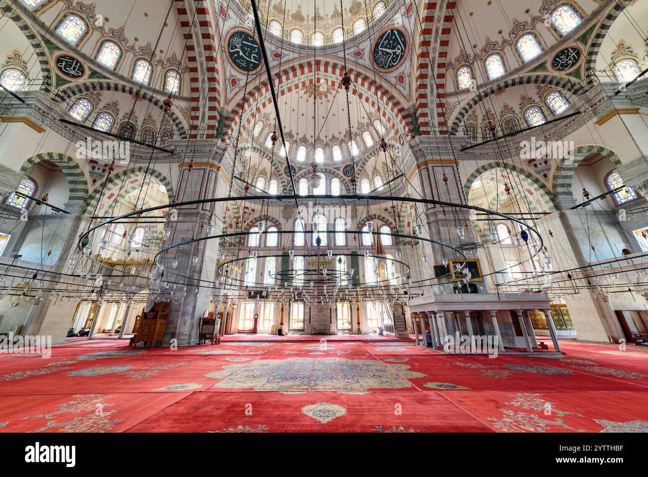 Intérieur impressionnant de la mosquée Fatih à Istanbul, Turquie Banque D'Images