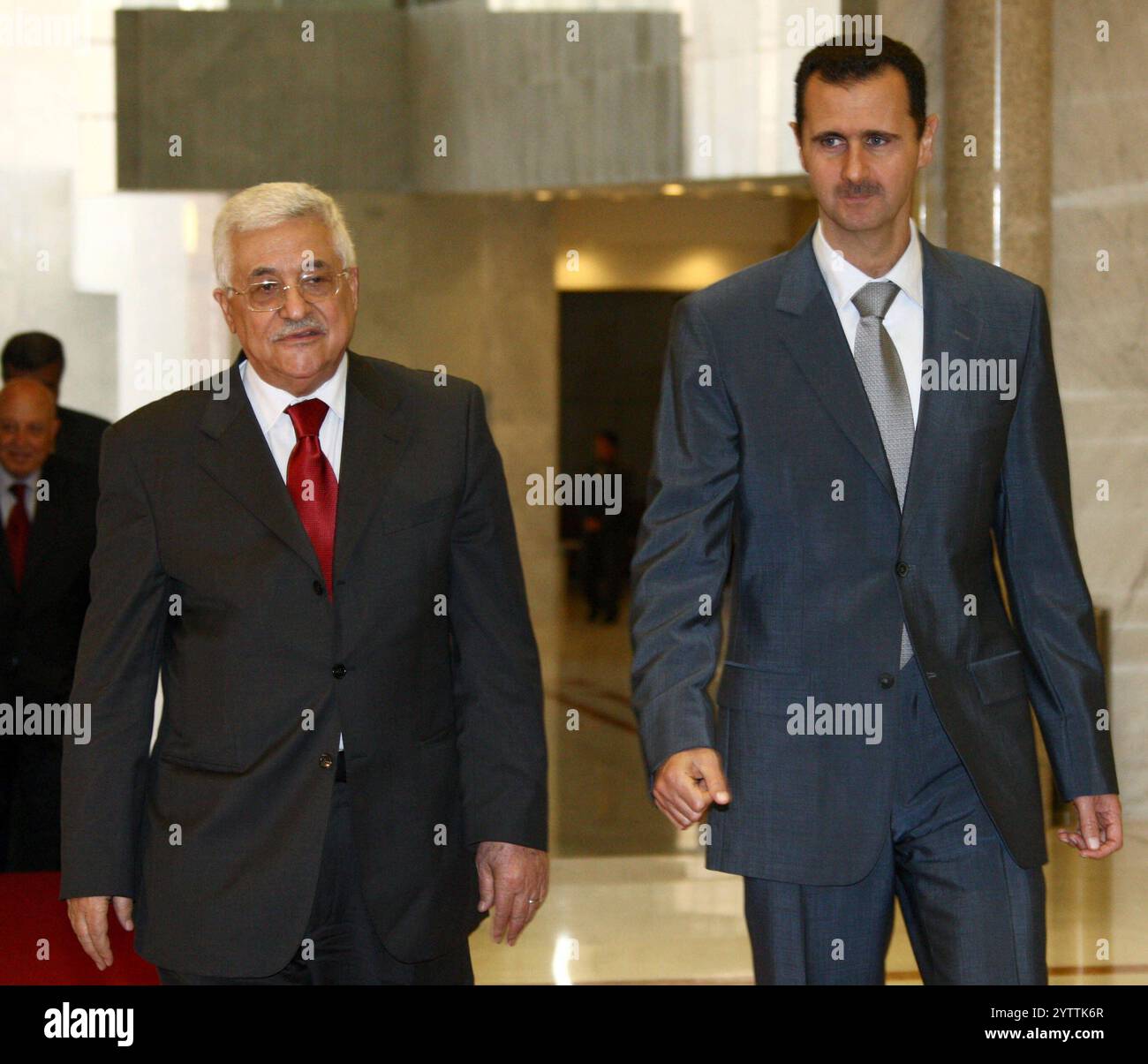 Le président palestinien Mahmoud Abbas rencontre le président syrien Bachar al-Assad, à Damas, la capitale syrienne. Le président palestinien Mahmoud Abbas rencontre le président syrien Bachar al-Assad, à Damas, la capitale syrienne. Damas Damas Syrie 081224_Bashar_Asad_Archive_APA_0013 Copyright : xapaimagesxThaerxGanaimx/xapaimagesx Banque D'Images