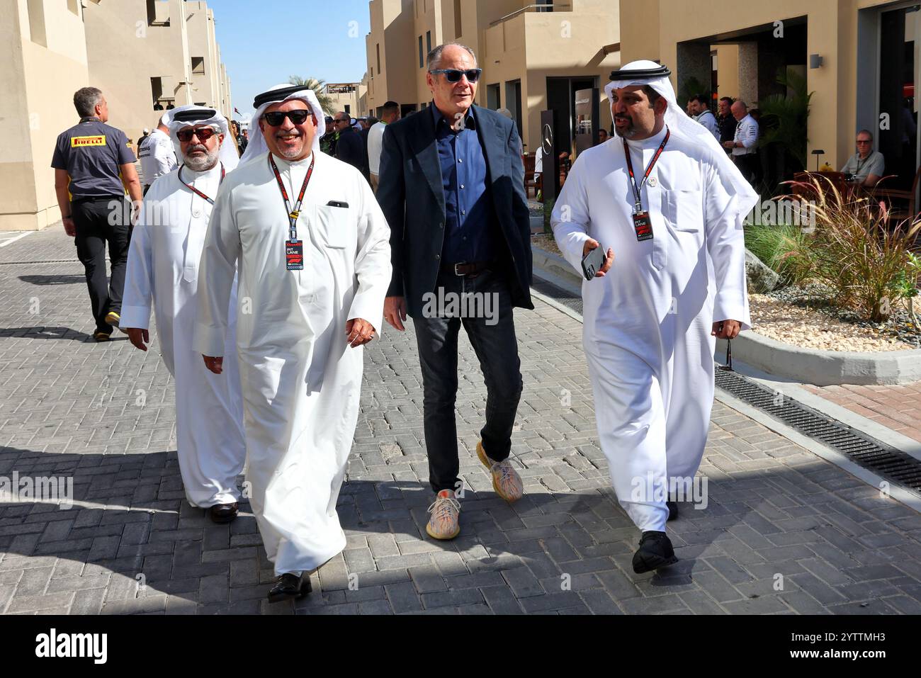 Abu Dhabi, Abu Dhabi. 08 décembre 2024. Le prince héritier Shaikh Salman bin Isa Hamad Al Khalifa (BRN) (à gauche) avec Gerhard Berger (AUT) (au centre). 08.12.2024. Championnat du monde de formule 1, Rd 24, Abu Dhabi Grand Prix, circuit Yas Marina, Abu Dhabi, jour de la course. Le crédit photo devrait se lire : XPB/Alamy Live News. Banque D'Images