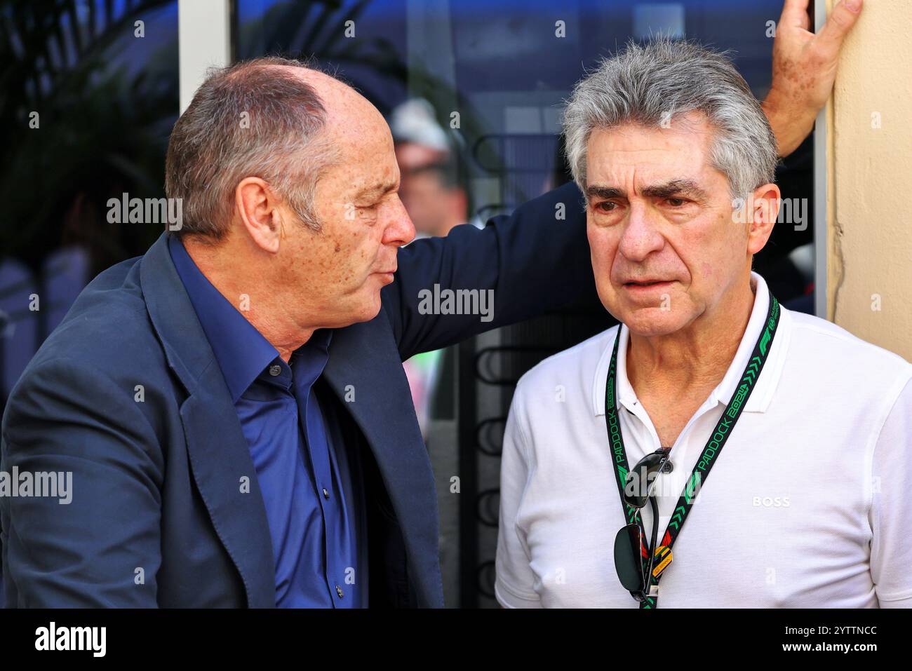 Abu Dhabi, Abu Dhabi. 08 décembre 2024. (De gauche à droite) : Gerhard Berger (AUT) avec Julian Jakobi (GBR). 08.12.2024. Championnat du monde de formule 1, Rd 24, Abu Dhabi Grand Prix, circuit Yas Marina, Abu Dhabi, jour de la course. Le crédit photo devrait se lire : XPB/Alamy Live News. Banque D'Images