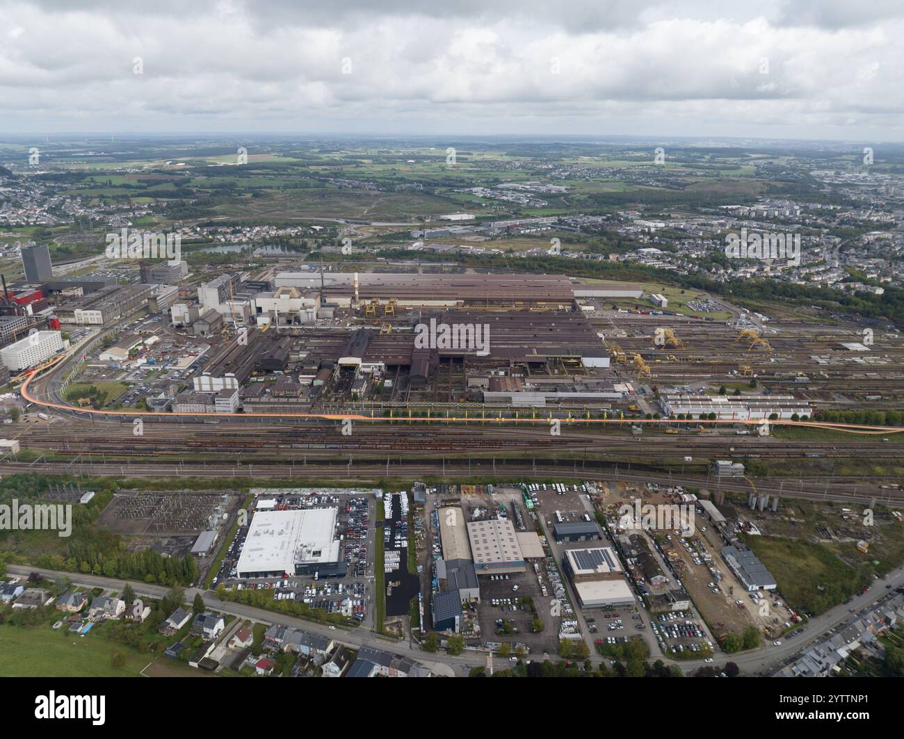 Photo drone aérien de Belval, au Luxembourg, métallurgie, aciérie, site industriel lourd. Banque D'Images