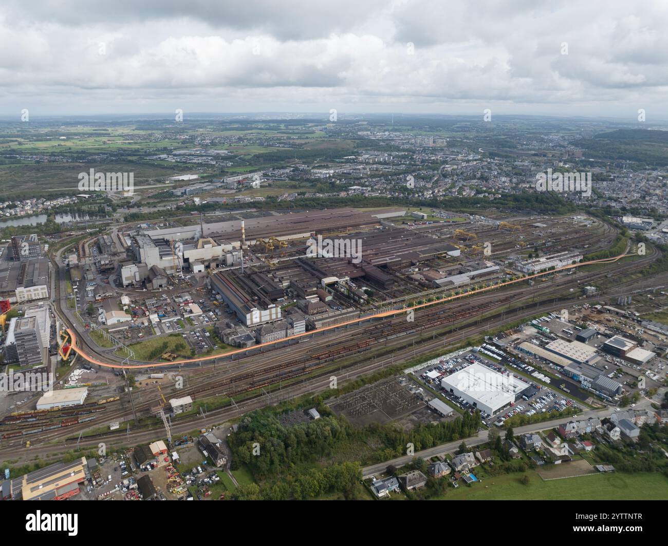 Photo drone aérien de Belval, au Luxembourg, métallurgie, aciérie, site industriel lourd. Banque D'Images