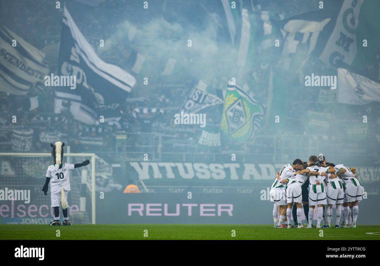 Mönchengladbach, Allemagne. 07 décembre 2024. Teamkreis und Maskottchen Jünter Borussia Mönchengladbach - Borussia Dortmund 07.12.2024 Copyright (nur Banque D'Images