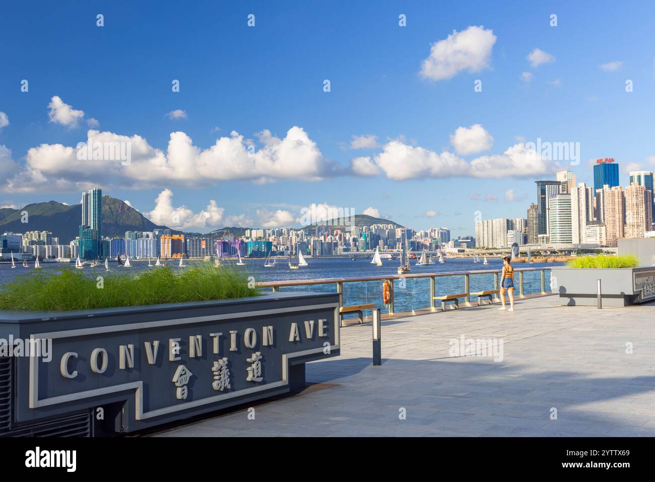 WAN Chai Waterfront et Kowloon skyline, Wan Chai, Hong Kong Island, Hong Kong Banque D'Images WAN Chai Waterfront et Kowloon skyline, Wan Chai, Hong Kong Island, Hong Kong Banque D'Images