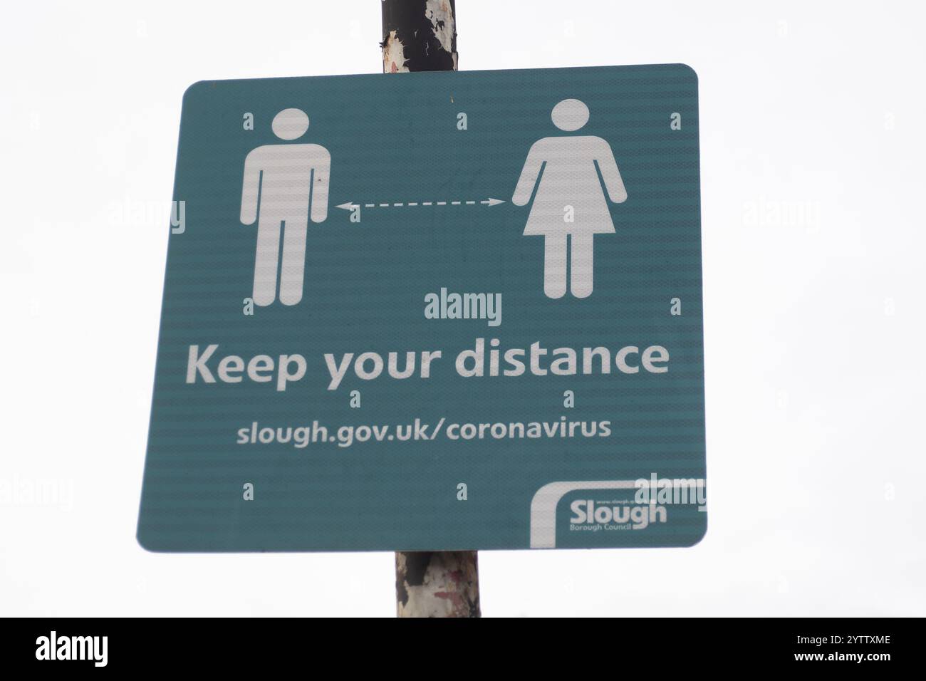 Slough, Royaume-Uni. 6 décembre 2024. Un signe de distanciation sociale COVID-19 hérité à Slough, Berkshire. Le nombre de personnes positives à la COVID-19 augmenterait à nouveau. Il y a des rapports d'un Quad-Demic sur le chemin du COVID-19, de la grippe, du VRS et du norovirus. Crédit : Maureen McLean/Alamy Banque D'Images