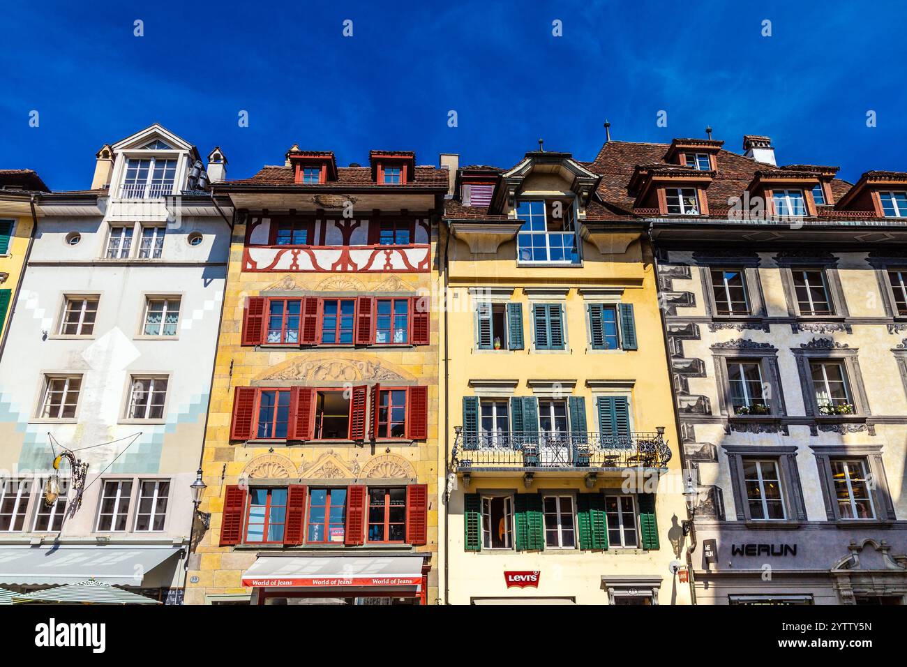 Maisons de ville colorées peintes autour de la place Kornmarkt, vieille ville, Lucerne, Suisse Banque D'Images
