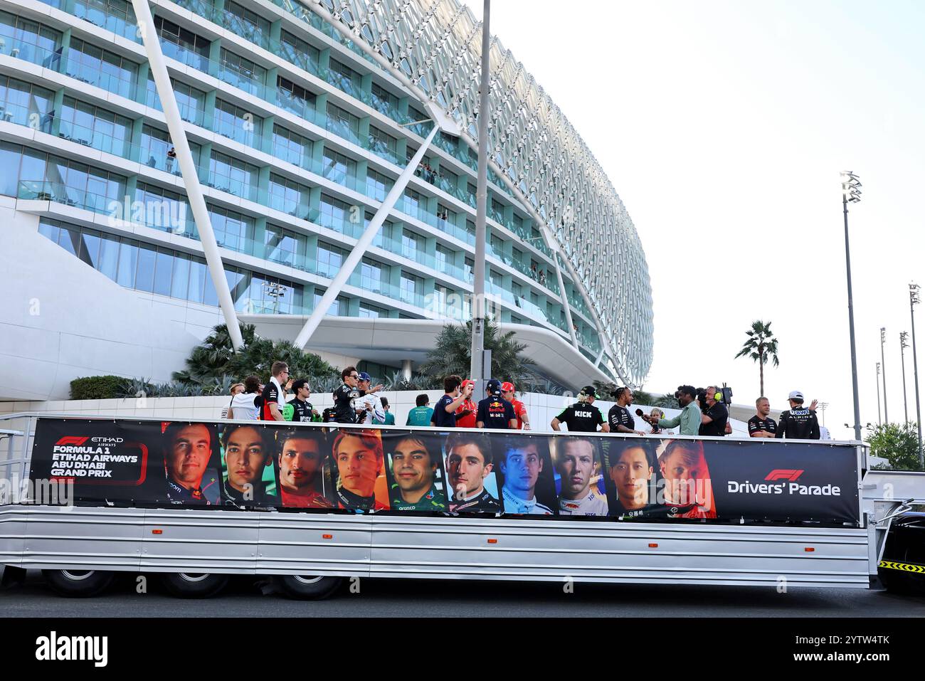 Abu Dhabi, Abu Dhabi. 08 décembre 2024. Défilé des conducteurs. Championnat du monde de formule 1, Rd 24, Abu Dhabi Grand Prix, dimanche 8 décembre 2024. Circuit de Yas Marina, Abu Dhabi, Émirats arabes Unis. Crédit : James Moy/Alamy Live News Banque D'Images