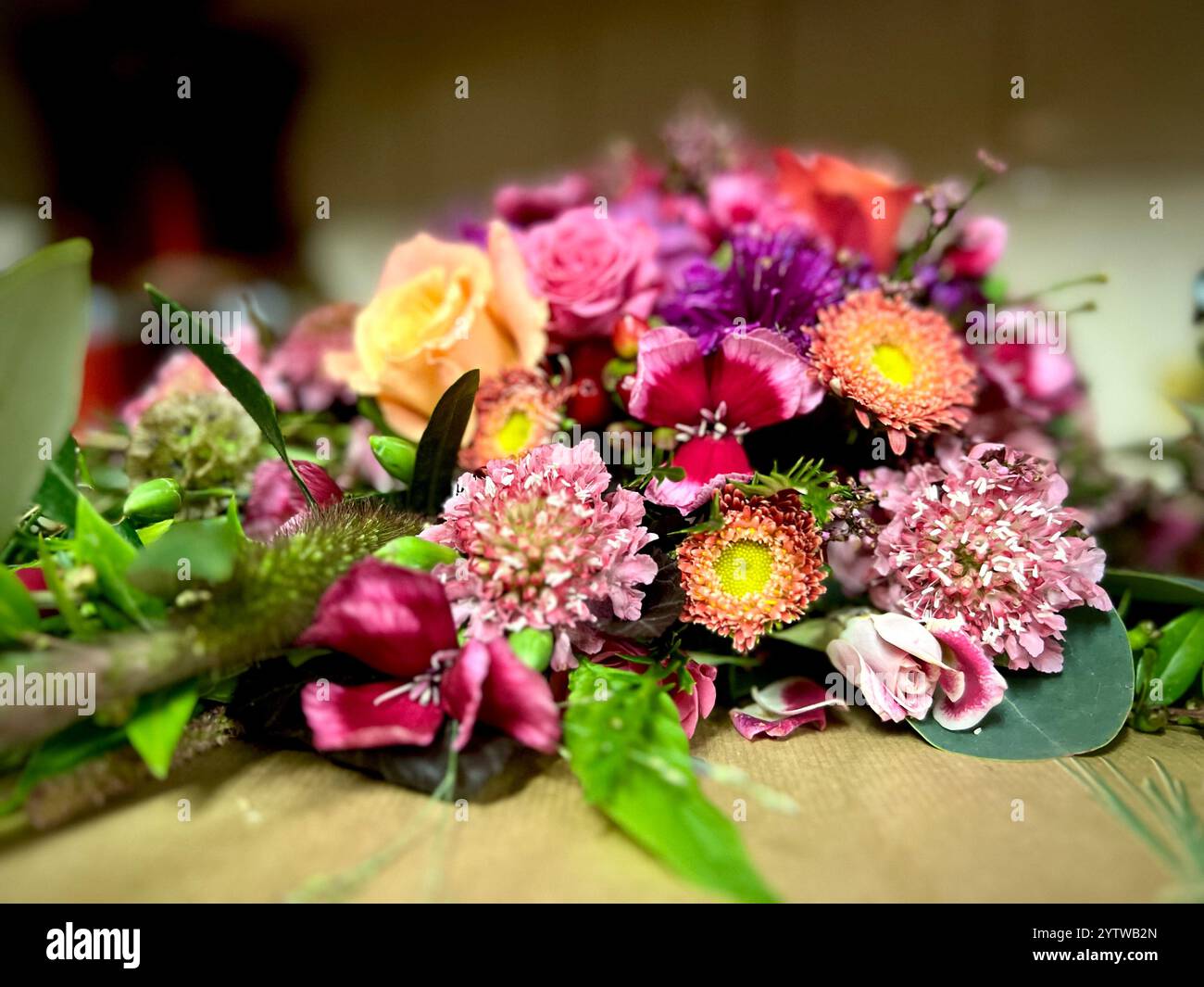 Un gros plan d'un bouquet de mariage sur le buffet prêt pour la mariée à ramasser. - Image de stock capturée avec un smartphone