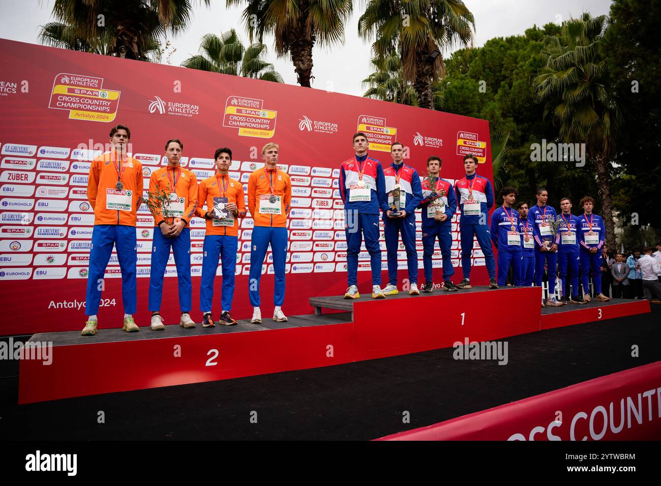 ANTALYA, TURQUIE - 8 DÉCEMBRE : Niels Laros des pays-Bas, Juan Zijderlaan des pays-Bas, Nathan Houwaard des pays-Bas, Jochem Wiersma des pays-Bas, Team Norvège et Team France lors de la cérémonie du podium après avoir participé à la course masculine U20 lors du 30e Championnat d'Europe de cross-country SPAR à Dokumapark le 8 décembre 2024 à Antalya, Turquie. (Photo de Yagiz Gurtug/BSR Agency) Banque D'Images