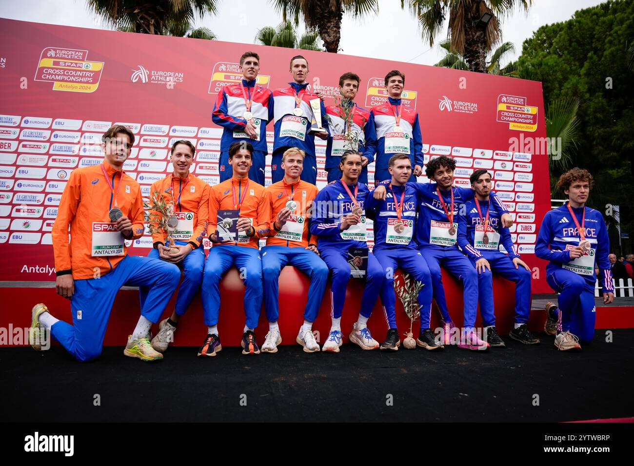 ANTALYA, TURQUIE - 8 DÉCEMBRE : Niels Laros des pays-Bas, Juan Zijderlaan des pays-Bas, Nathan Houwaard des pays-Bas, Jochem Wiersma des pays-Bas, Team Norvège et Team France lors de la cérémonie du podium après avoir participé à la course masculine U20 lors du 30e Championnat d'Europe de cross-country SPAR à Dokumapark le 8 décembre 2024 à Antalya, Turquie. (Photo de Yagiz Gurtug/BSR Agency) Banque D'Images