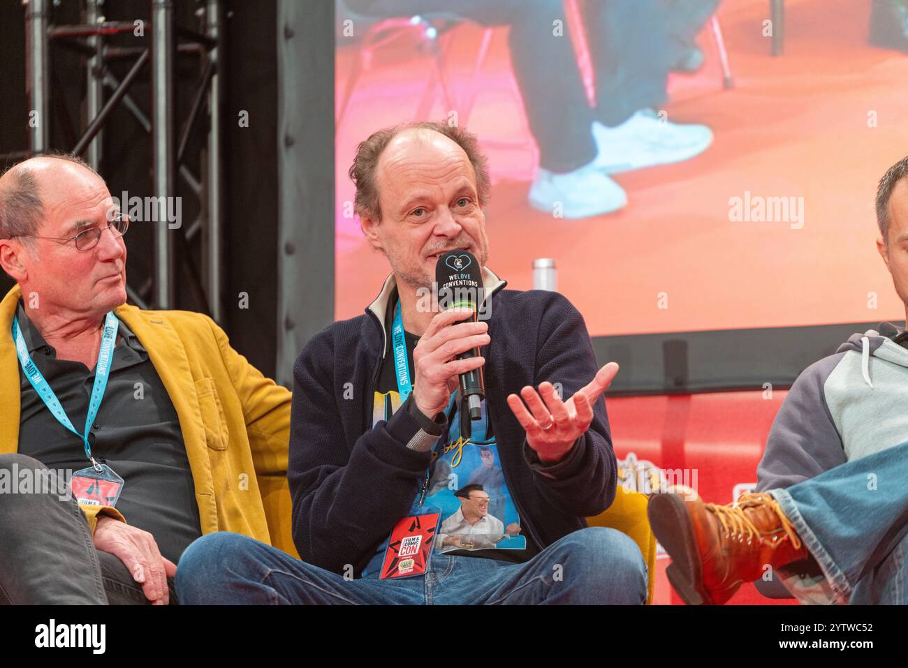 DORTMUND, Allemagne. 7 décembre 2024. Peter Flechtner (*1963, acteur et doubleur allemand) parlant sur scène au German film and Comic Con, une convention de deux jours pour fans crédit : Markus Wissmann/Alamy Live News Banque D'Images