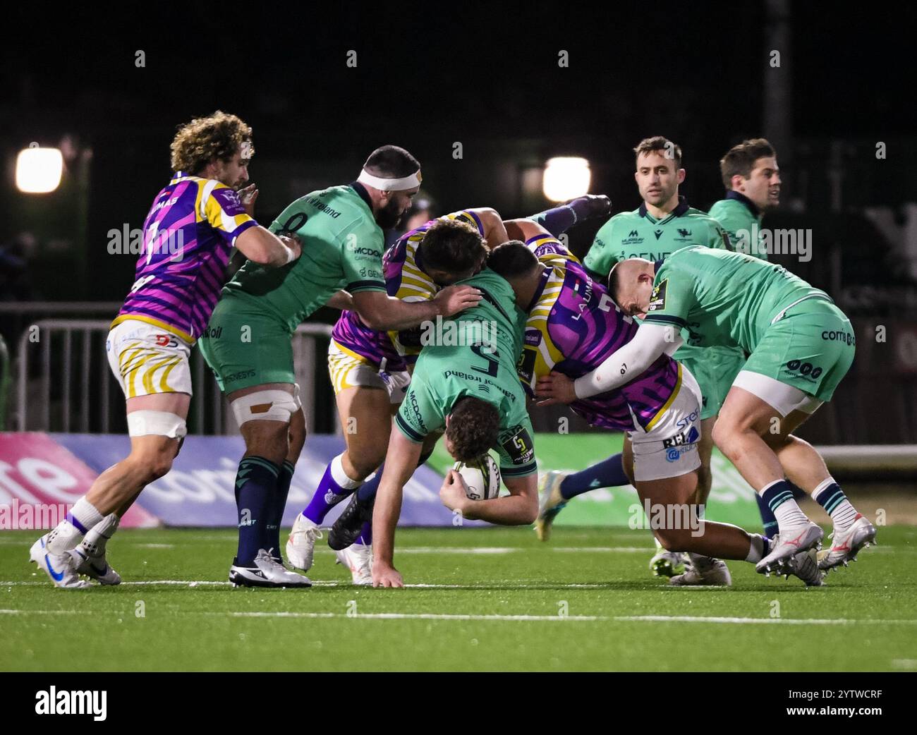 Galway, Irlande. 7 décembre 2024. OISIN Dowling est attaqué lors du match de la EPCR Challenge Cup Round 1 entre Connacht Rugby et Zebre Parma au stade Dexcom de Galway, Irlande crédit : Don Soules/Alamy Live News Banque D'Images