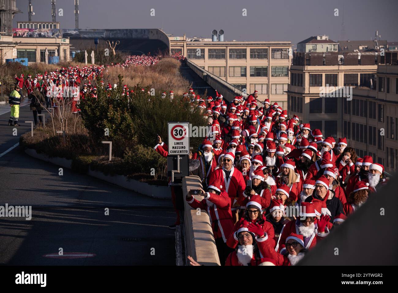 Persone vestite da Babbo natale durante la 14esima edizione del raduno di Babbo natale &#x201c;Papa Noel&#x201d ; a Torino camminano sulla pista del Lingotto - L'evento benefico &#xe8 ; stato ideato da &#x201c;Forma Onlus&#x201d; (Fondazione Ospedale infantile Regina Margherita) per raccogliere fondi a favore della struttura sanitaria pediatrica - Torino, Domenica 8 Dicembre 2024 (Foto Marco Alpozzi/Lapresse) personnes habillées comme&#xa0;Père Noël lors de la 14ème édition du rassemblement du Père Noël "Papa Noel" à Turin - cet événement caritanisé par "Forma Onlus" (Reg Banque D'Images