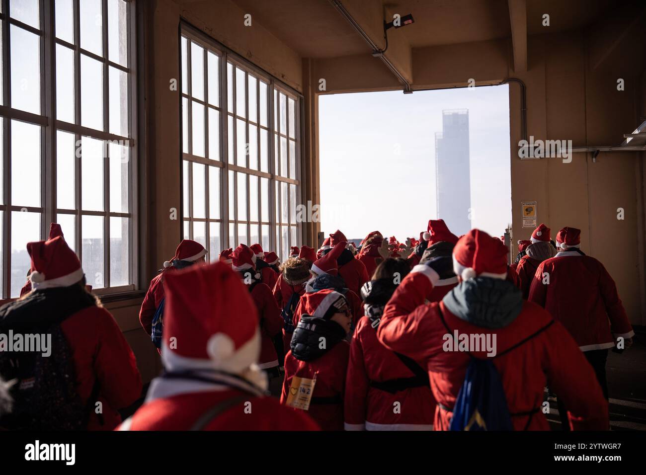 Persone vestite da Babbo natale durante la 14esima edizione del raduno di Babbo natale &#x201c;Papa Noel&#x201d ; a Torino camminano sulla pista del Lingotto - L'evento benefico &#xe8 ; stato ideato da &#x201c;Forma Onlus&#x201d; (Fondazione Ospedale infantile Regina Margherita) per raccogliere fondi a favore della struttura sanitaria pediatrica - Torino, Domenica 8 Dicembre 2024 (Foto Marco Alpozzi/Lapresse) personnes habillées comme&#xa0;Père Noël lors de la 14ème édition du rassemblement du Père Noël "Papa Noel" à Turin - cet événement caritanisé par "Forma Onlus" (Reg Banque D'Images