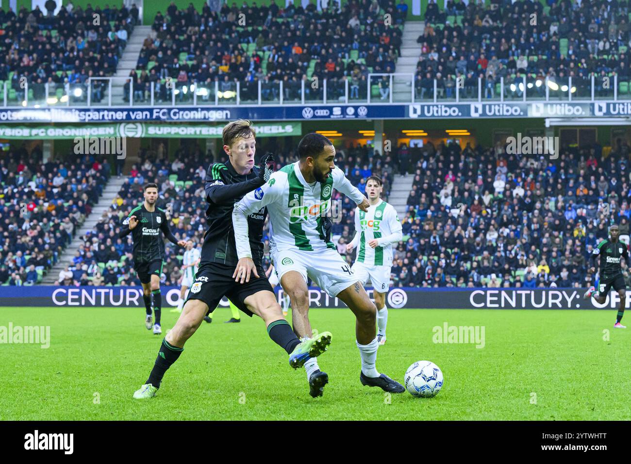 GRONINGEN - (R-l )Marvin Peersman du FC Groningen, Nick Fichtinger du Pec Zwolle lors du match Néerlandais Eredivisie opposant le FC Groningen et le Pec Zwolle au stade Euroborg le 8 décembre 2024 à Groningen, pays-Bas. ANP COR LASKER Banque D'Images