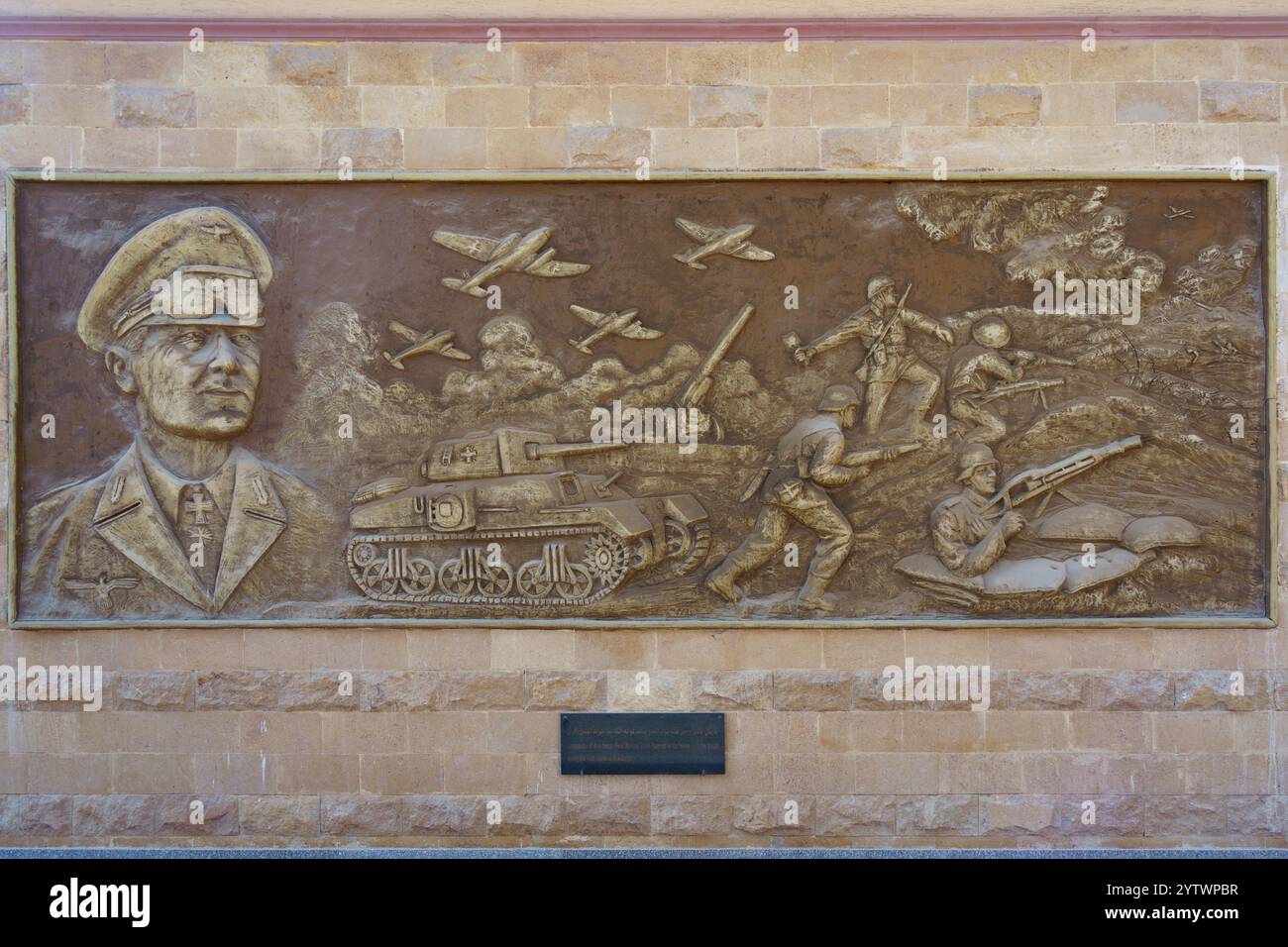 Un relief dans le musée militaire El Alamein, en Égypte, représente la campagne nord-africaine de la seconde Guerre mondiale avec des soldats, des chars, des avions et un officier allemand Banque D'Images Un relief dans le musée militaire El Alamein, en Égypte, représente la campagne nord-africaine de la seconde Guerre mondiale avec des soldats, des chars, des avions et un officier allemand Banque D'Images