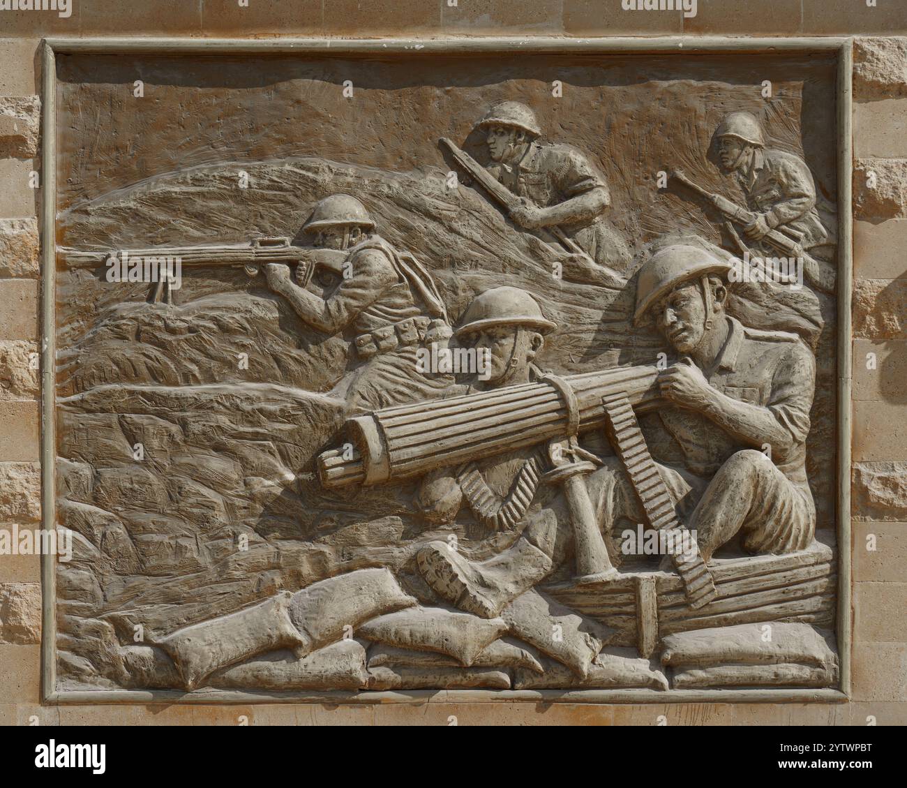 Un relief sculpté au musée militaire d'El Alamein, en Égypte, représentant les soldats de la seconde Guerre mondiale en action pendant la campagne d'Afrique du Nord, mettant en évidence le warfar de tranchées Banque D'Images Un relief sculpté au musée militaire d'El Alamein, en Égypte, représentant les soldats de la seconde Guerre mondiale en action pendant la campagne d'Afrique du Nord, mettant en évidence le warfar de tranchées Banque D'Images