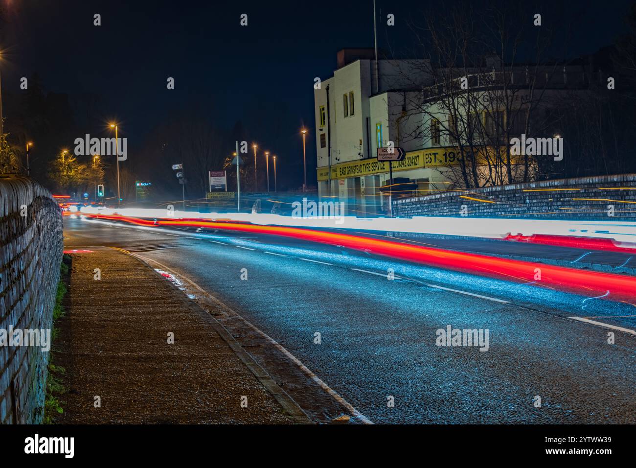 Circulation légère sur le pont-A Light Trails image sur un pont bas la nuit Banque D'Images
