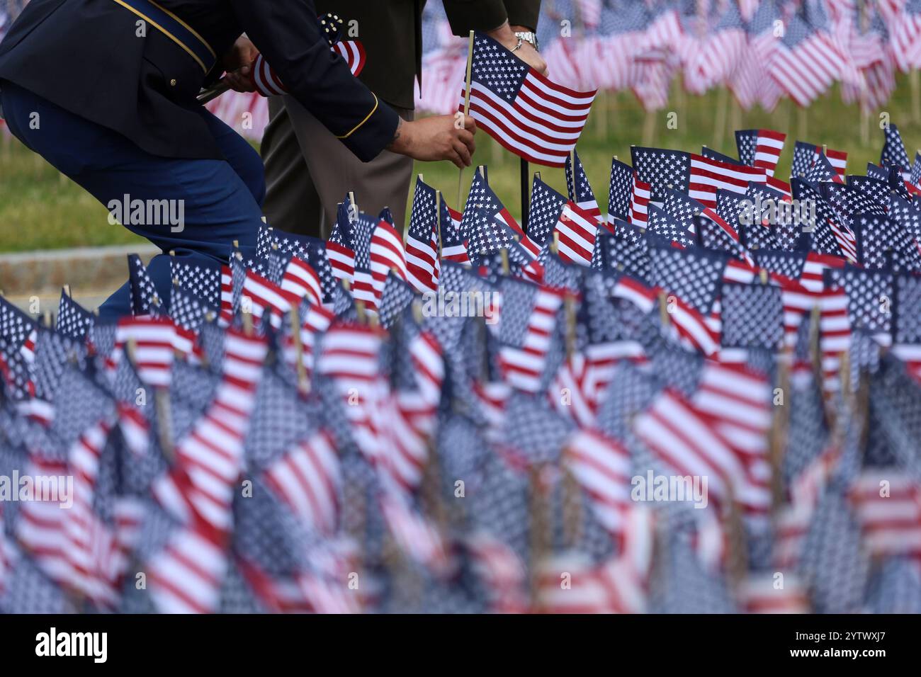 Boston Common, 25 mai 2023. Boston Celebrate Memorial Day, Lisez à haute voix le nom de chaque soldat qui est mort alors que les gens plantent un drapeau américain accordl Banque D'Images