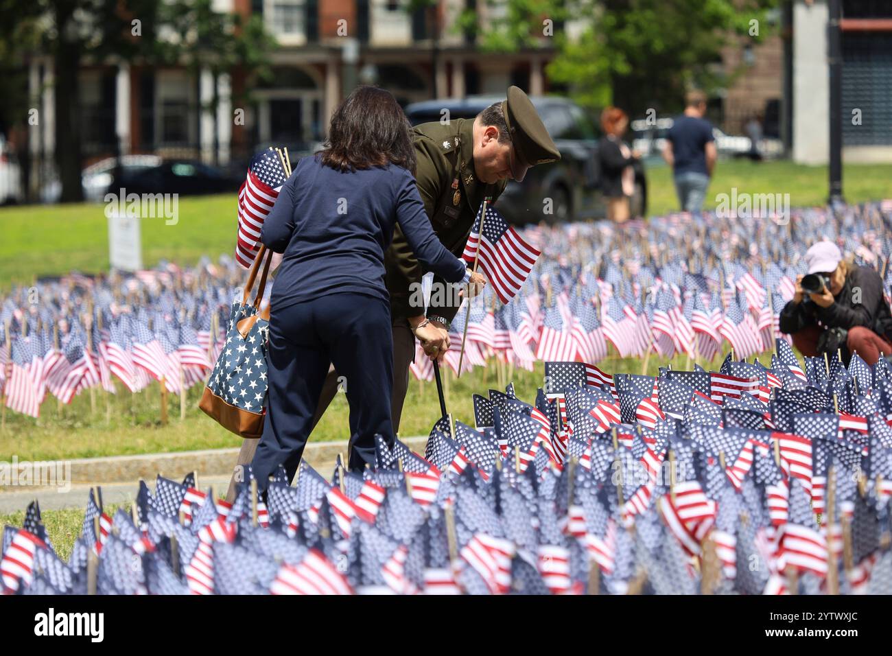 Boston Common, 25 mai 2023. Boston Celebrate Memorial Day, Lisez à haute voix le nom de chaque soldat qui est mort alors que les gens plantent un drapeau américain accordl Banque D'Images