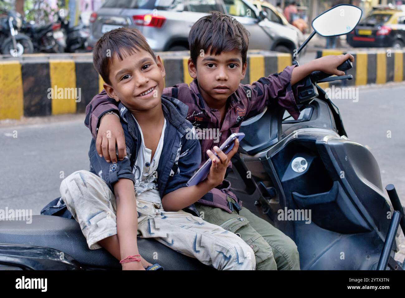 Deux jeunes garçons indiens (frères), enfants de migrants de l'Uttar Pradesh dans le nord de l'Inde, posant joyeusement à Matunga, Mumbai, Inde Banque D'Images