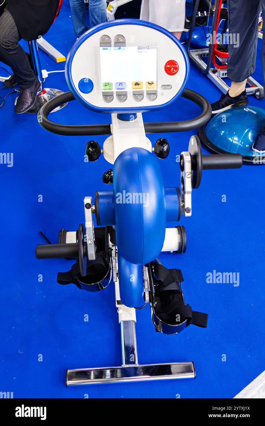 Vélo d'exercice conçu pour les personnes en fauteuil roulant, les personnes âgées, les personnes à mobilité réduite Banque D'Images