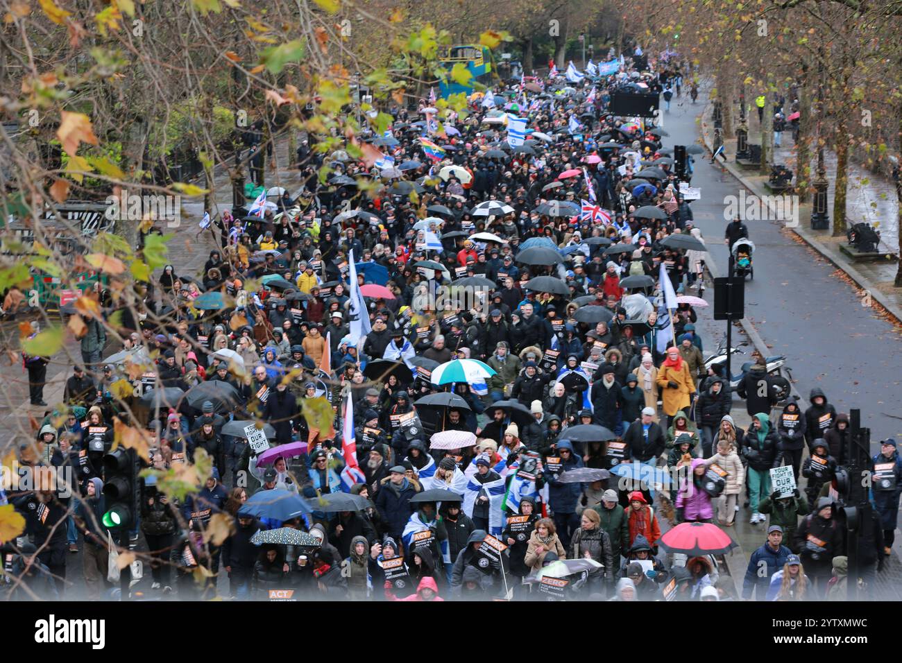 Londres, Royaume-Uni. 08 décembre 2024. Des dizaines de milliers de Juifs britanniques et de partisans pro-israéliens participent à la marche contre l’antisémitisme 2024. La marche intervient après un nombre record d'incidents haineux anti-juifs, y compris des violences contre les enfants, à travers le Royaume-Uni, couplés à des manifestations anti-israéliennes de masse dans le centre de Londres à la suite des attaques terroristes du Hamas dans le sud d'Israël le 7 octobre 2023. Marche des cours royales de justice à la place du Parlement. Crédit : Waldemar Sikora / Alamy Live News Banque D'Images