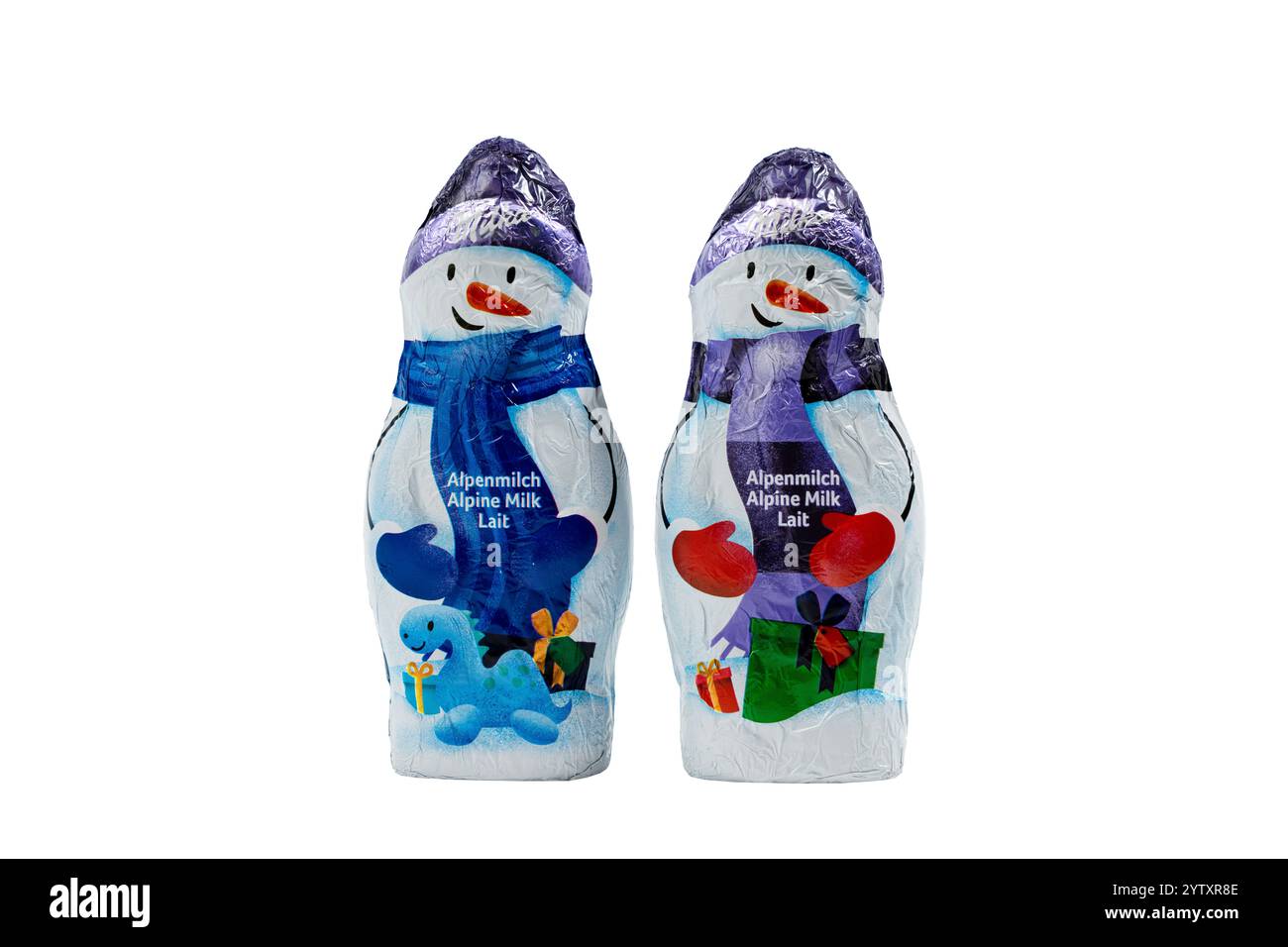 Allemagne Berlin 7 décembre 2024. Deux bonhommes de neige en chocolat. L'un est bleu et l'autre violet. La bleue a une écharpe bleue et la violette Banque D'Images