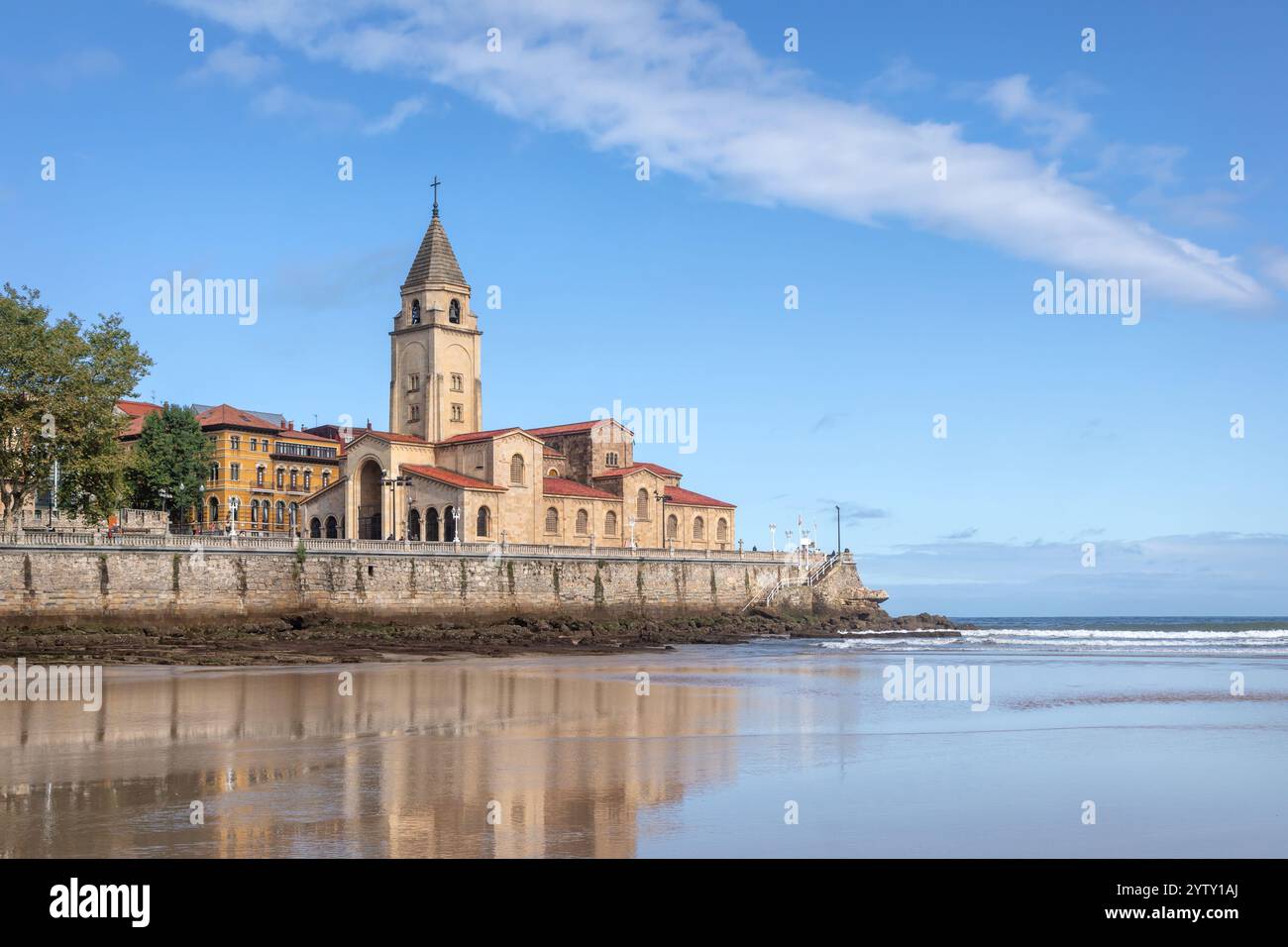 Iglesia de San Pedro - Eglise catholique restaurée du XVe siècle avec un clocher dans une vieille ville balnéaire à Gijon, Asturies, Espagne Banque D'Images