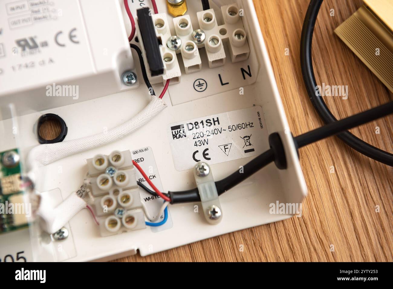 Paris, France - 17 novembre 2021 : vue interne d'une configuration de pilote Philips Hue, avec connexions de câblage, étiquette de pilote Luceplan D81SH et composants montés sur une surface en bois Banque D'Images