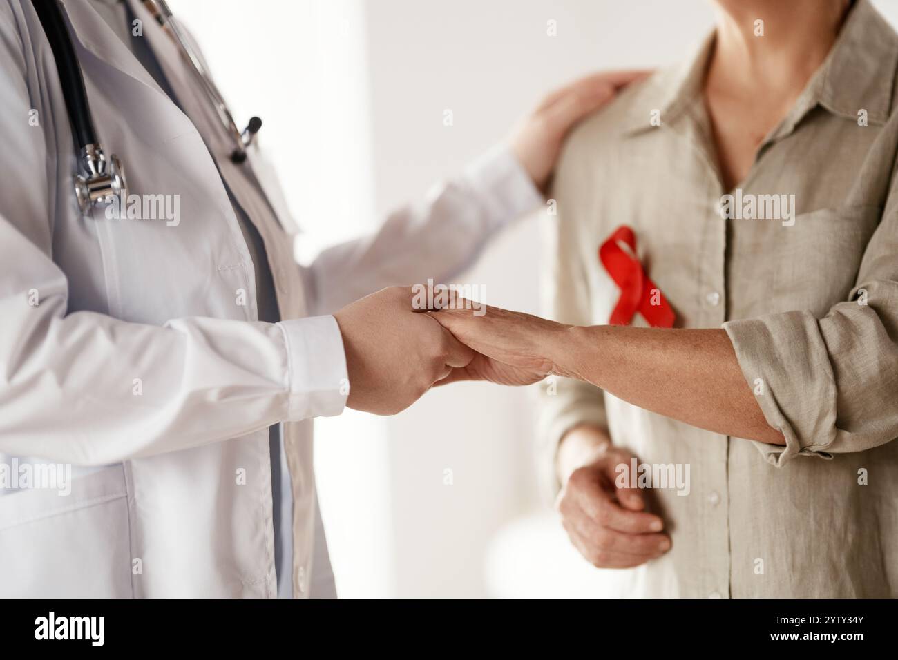 Ruban de couleur pour la sensibilisation au concept de maladie. Patiente écoutant un médecin dans un cabinet médical. Améliorer les connaissances sur les personnes vivant avec la maladie. Banque D'Images