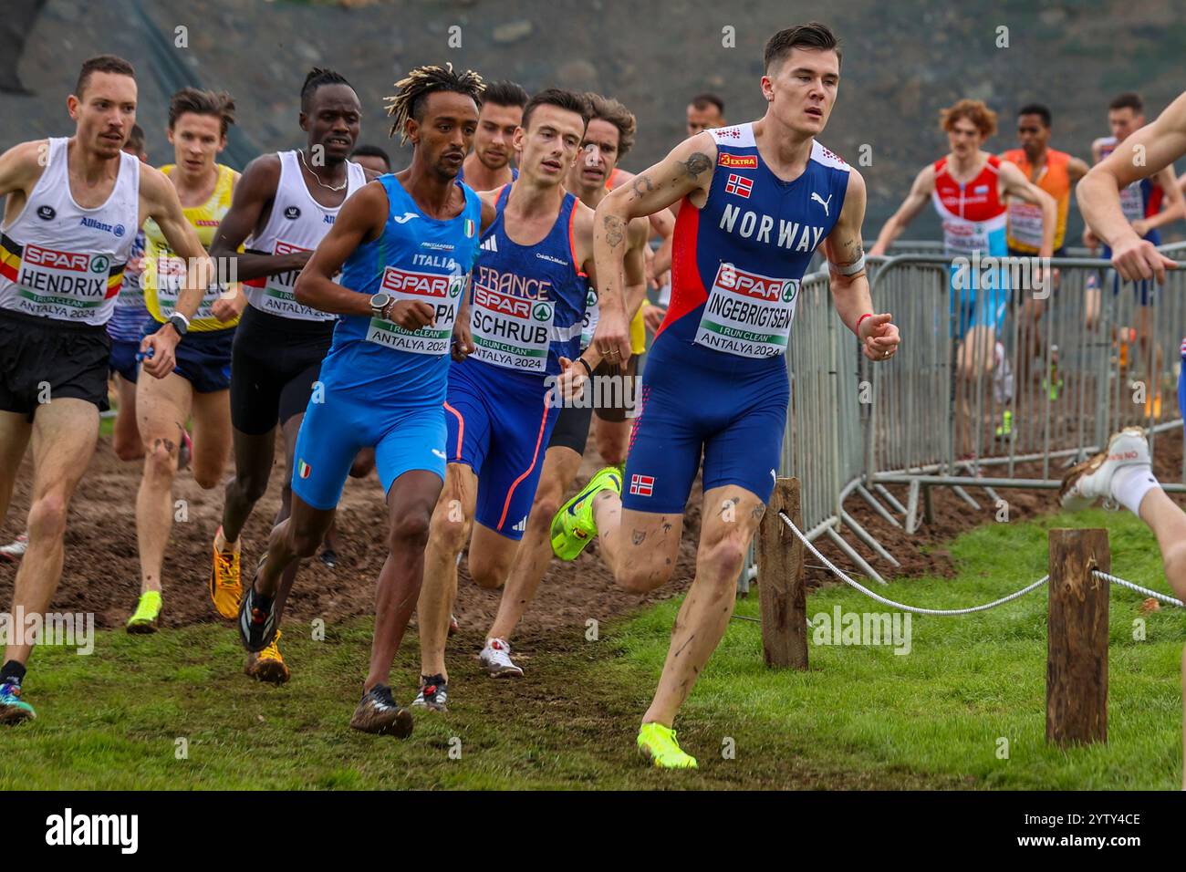 Jakob Ingebrigtsen, right, of Norway, competes to win the Men's 7500 metres race during the European Championships cross country competition in Antalya, southern Turkey, Sunday, Dec. 8, 2024. (AP Photo/Cenk Ozel) Banque D'Images