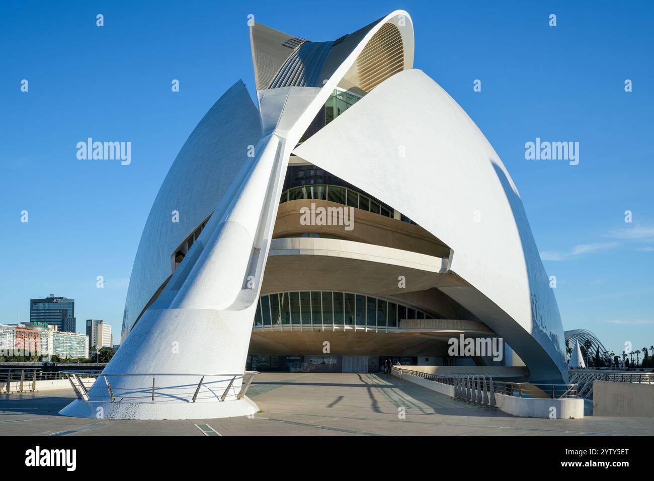 La Cité des Arts et des Sciences (Ciudad de las Artes y las Ciencias) est située dans le lit sec de la rivière Río Turia. Architecture contemporaine moderne Banque D'Images