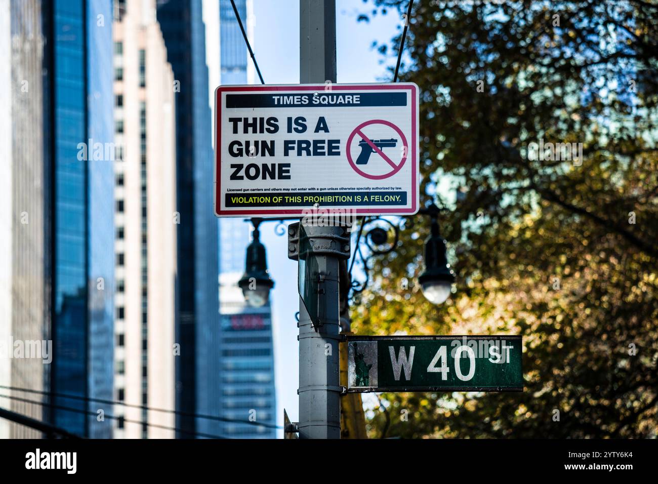 Ein Schild à New York verbietet das Tragen von Schußwaffen am Time Square. Waffenverbotszone zone sans armes Banque D'Images