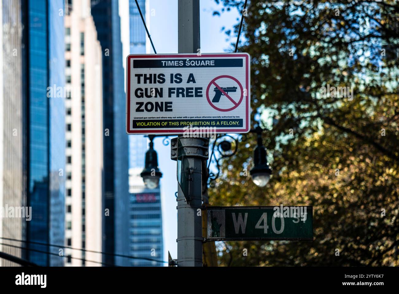 Ein Schild à New York verbietet das Tragen von Schußwaffen am Time Square. Waffenverbotszone zone sans armes Banque D'Images