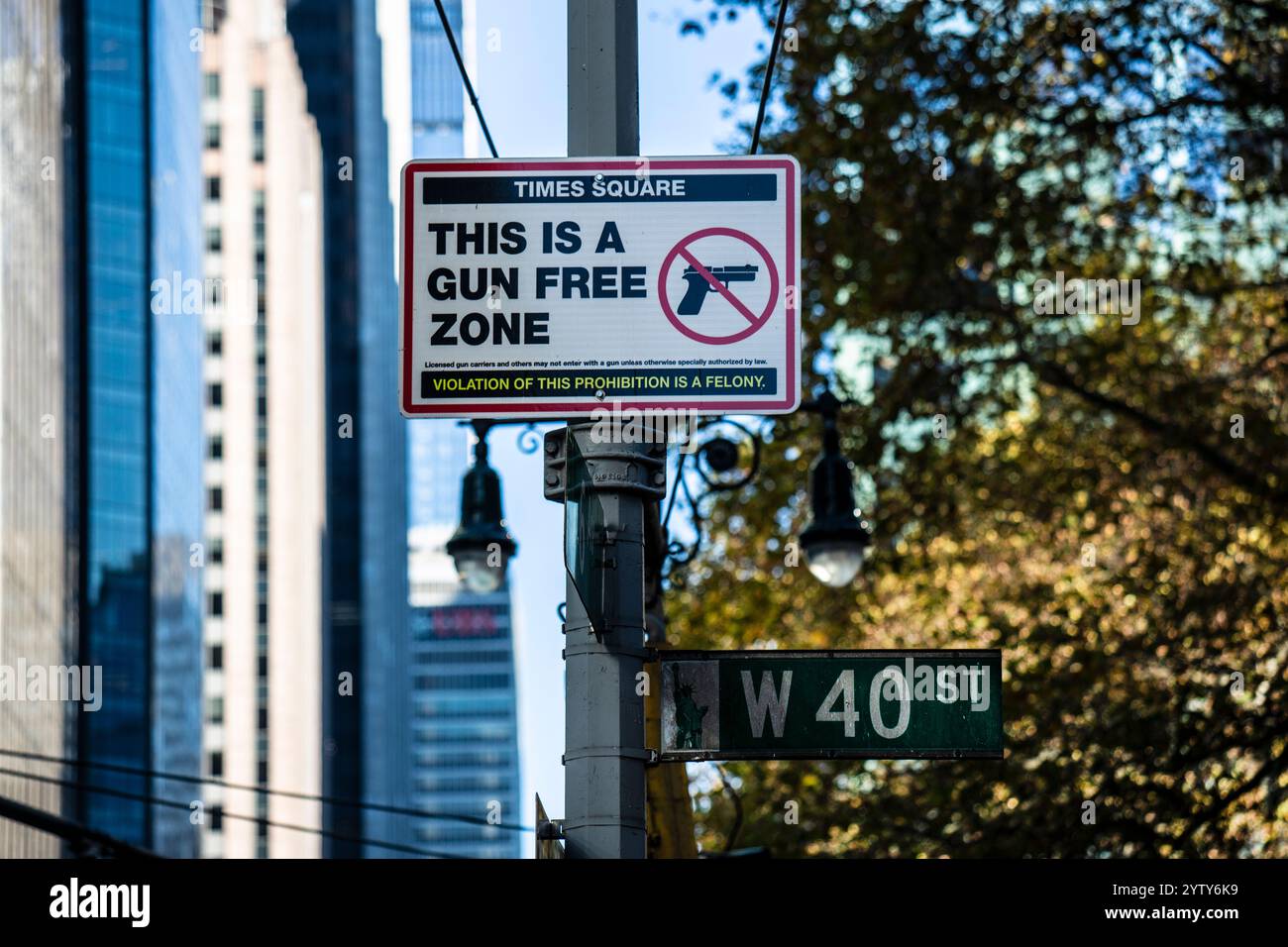 Ein Schild à New York verbietet das Tragen von Schußwaffen am Time Square. Waffenverbotszone zone sans armes Banque D'Images