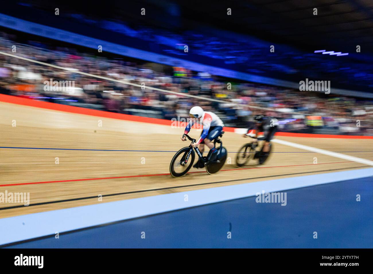 LONDRES, ROYAUME-UNI. 07 Dec 24. Vue générale de la course masculine de sprint lors de la Ligue des Champions de piste UCI 2024 au Lee Valley VeloPark le samedi 07 décembre 2024 à LONDRES, ROYAUME-UNI. Crédit : Taka G Wu/Alamy Live News Banque D'Images