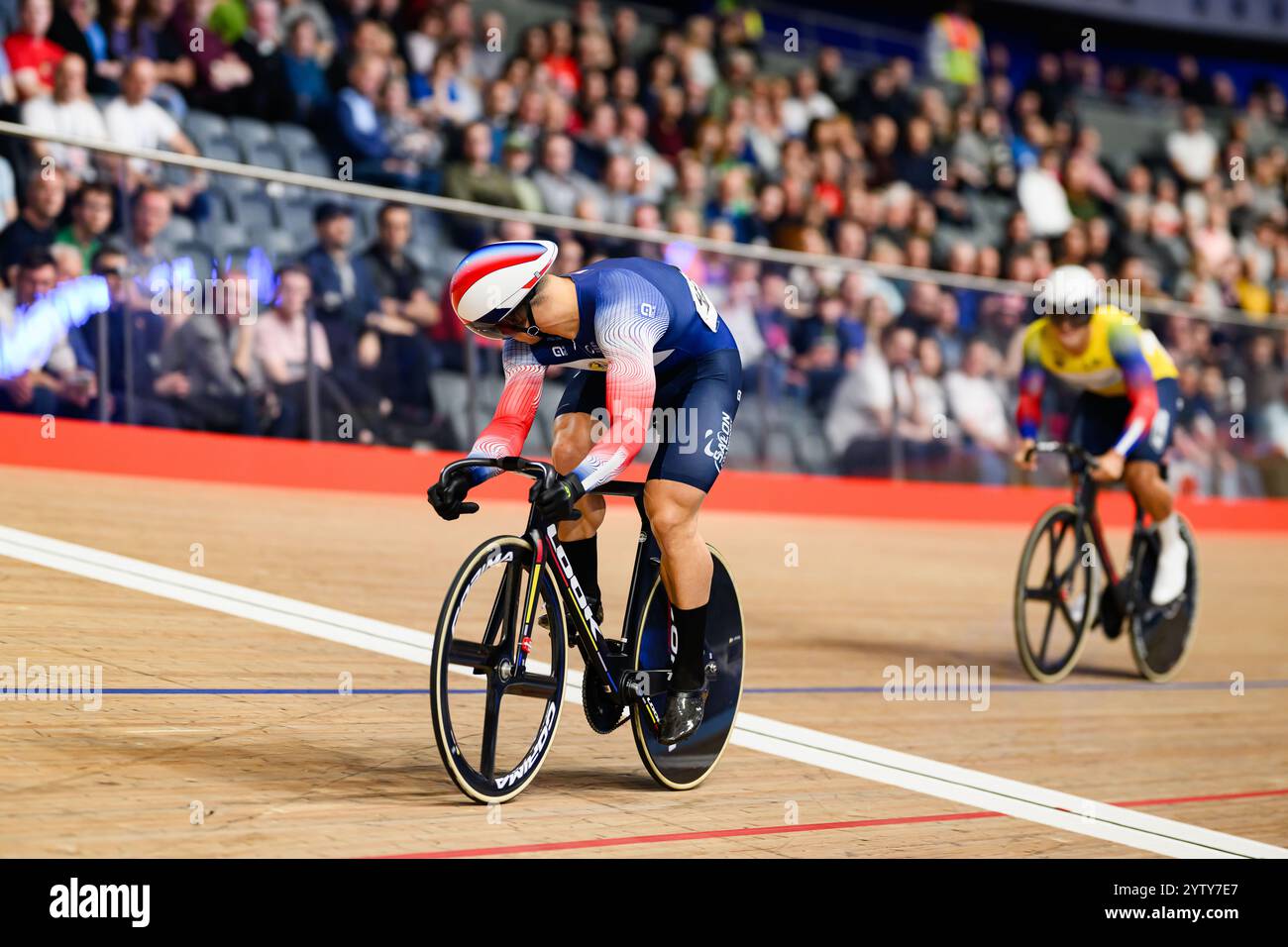 LONDRES, ROYAUME-UNI. 07 Dec 24. Rayan Helal de France en action lors du match d’aujourd’hui de la course de sprint masculine lors de l’UCI Track Champions League 2024 au Lee Valley VeloPark le samedi 07 décembre 2024 à LONDRES, ROYAUME-UNI. Crédit : Taka G Wu/Alamy Live News Banque D'Images