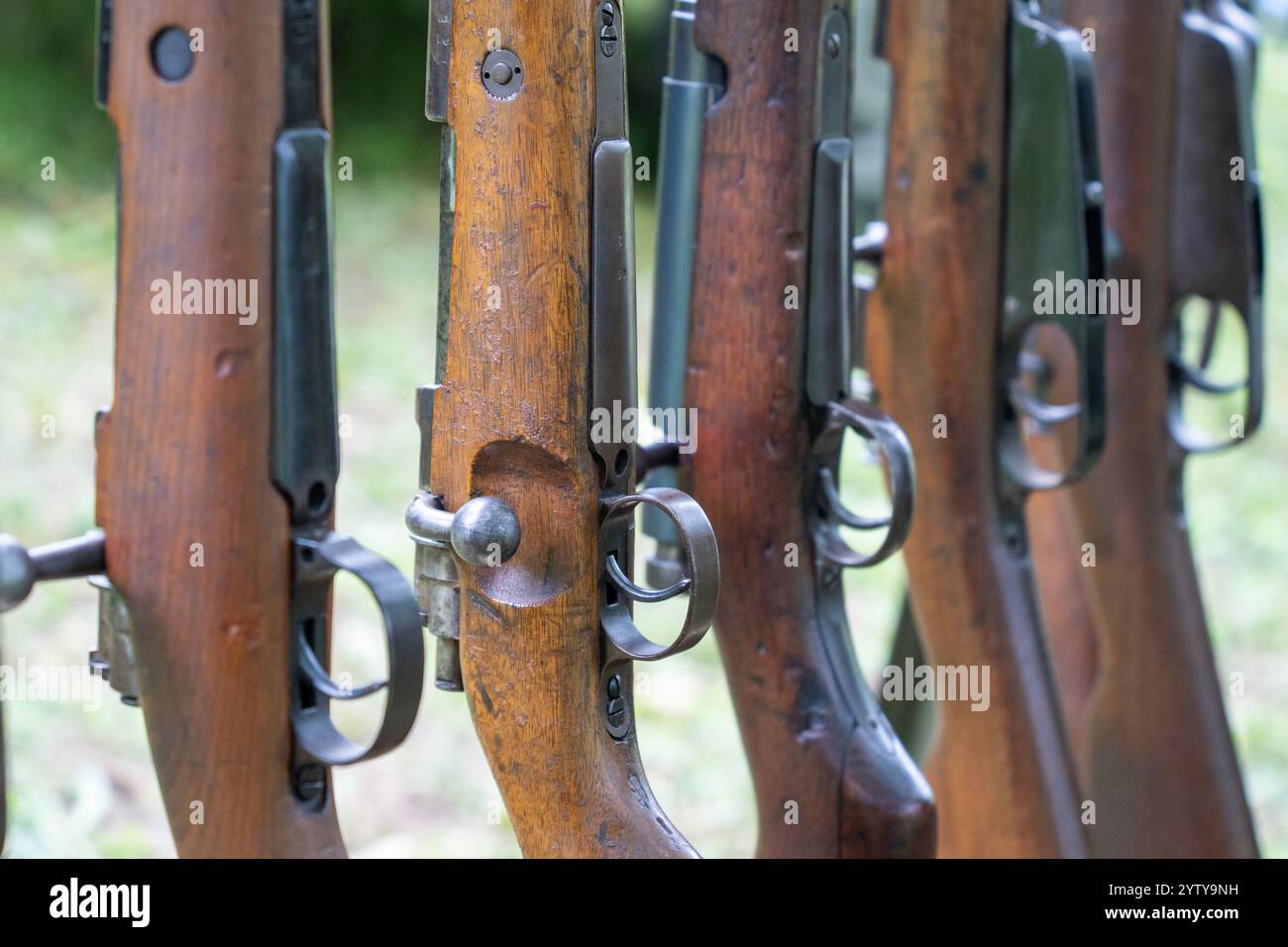 Fusils de la première et de la seconde Guerre mondiale alignés Banque D'Images