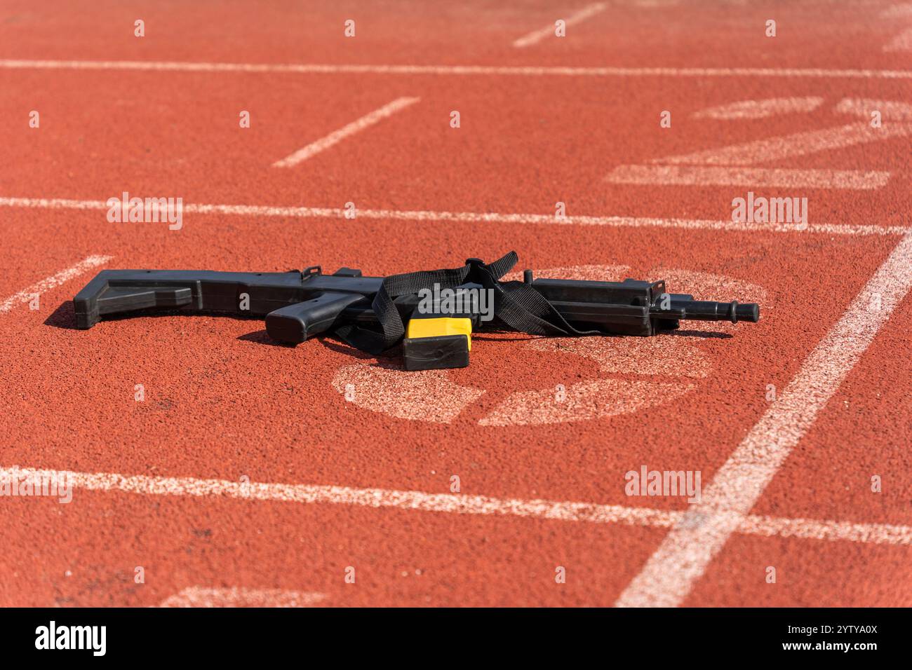 Entraînez-vous aux armes sur la ligne de départ d'une piste de course orange Banque D'Images
