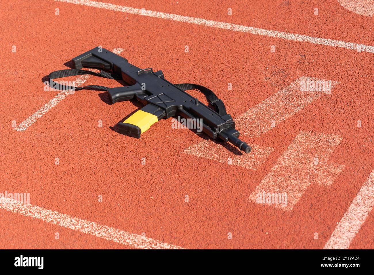 Entraînez-vous aux armes sur la ligne de départ d'une piste de course orange Banque D'Images