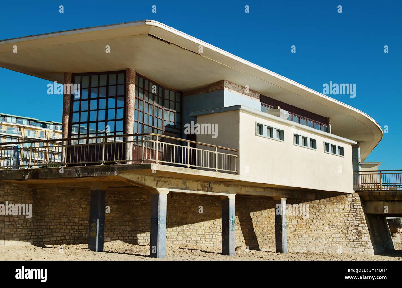 Vue arrière latérale extérieure des années 1960 cou ou entrée bâtiment en forme de Boomerang de Boscombe Pier montrant le balayage du toit, Bournemouth, Royaume-Uni Banque D'Images
