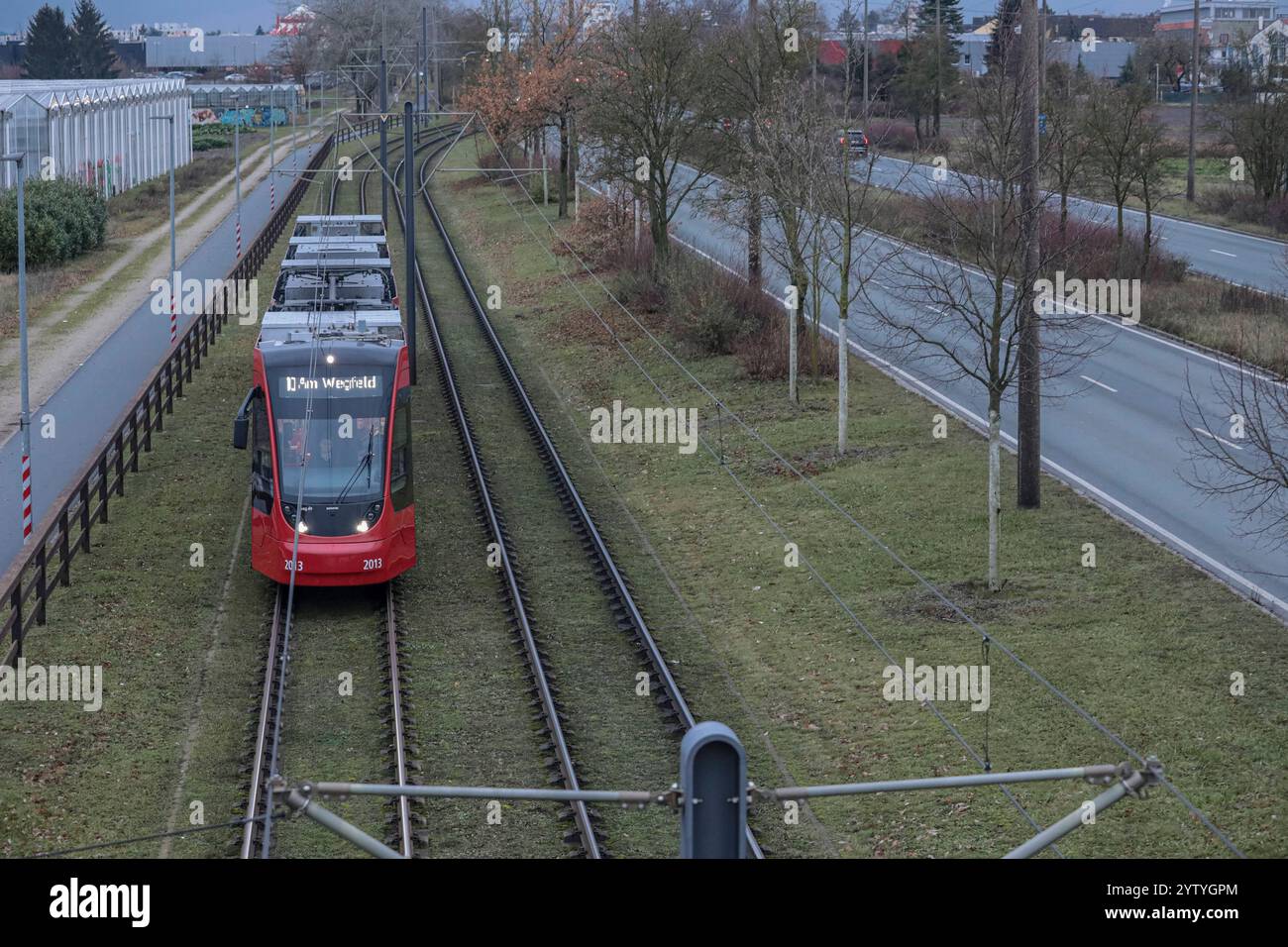 Straßenbahnhaltestelle am Wegfeld Nürnberg : von der Straßenbahnhaltestelle am Wegfeld im Nürnberger Norden ausgehend soll ab Baubeginn 2028 die sog. Stadtumlandbahn stub entstehen. über das Prestigeprojekt sollen die Städte Nürnberg, Erlangen und Herzogenaurach in einem Straßenbahnnetz verbunden werden. DAS Projekt zählt als eines der größten Nahverkehrskonzepte Deutschlands. AM Wegfeld Bayern Deutschland Stadtumlandbahn Planung Nürnberg-4 *** AM Wegfeld arrêt de tramway Nuremberg a partir de l'arrêt de tramway Am Wegfeld au nord de Nuremberg, le tronçon dit Stadtumlandbahn doit être b Banque D'Images