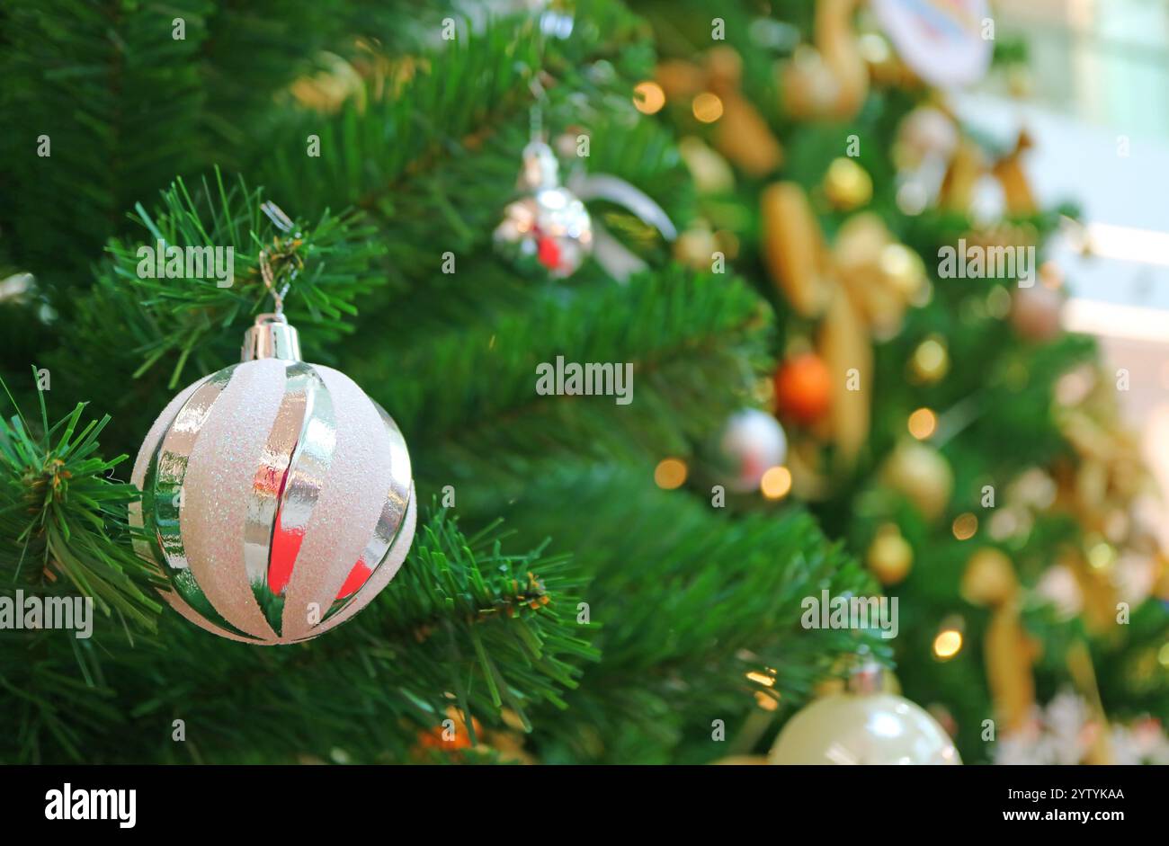 Gros plan de l'ornement d'argent sur un arbre de Noël Banque D'Images