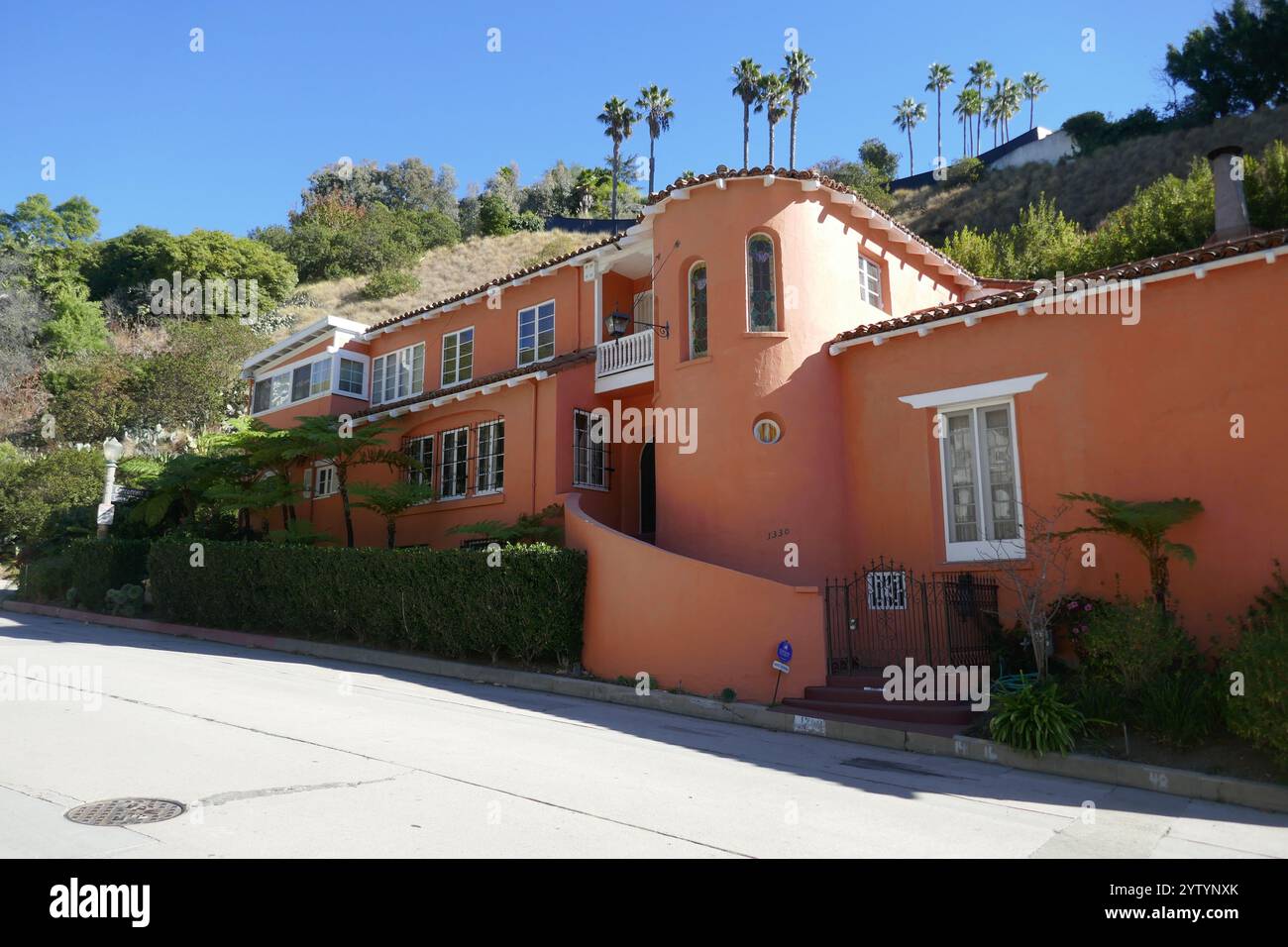 Los Angeles, Californie, États-Unis 7 décembre 2024 L'actrice Elizabeth Taylor et son mari producteur Mike Todd, ancienne maison au 1330 Schuyler Road le 7 décembre 2024 à Los Angeles, Californie, États-Unis. D'autres résidences à cet endroit comprennent l'acteur Tom Mix, la réalisatrice Amy Heckerling, l'actrice Madeleine Carroll, l'actrice Constance Bennett, l'actrice Carroll Baker et l'acteur George K. Arthur. Photo de Barry King/Alamy Stock photo Banque D'Images