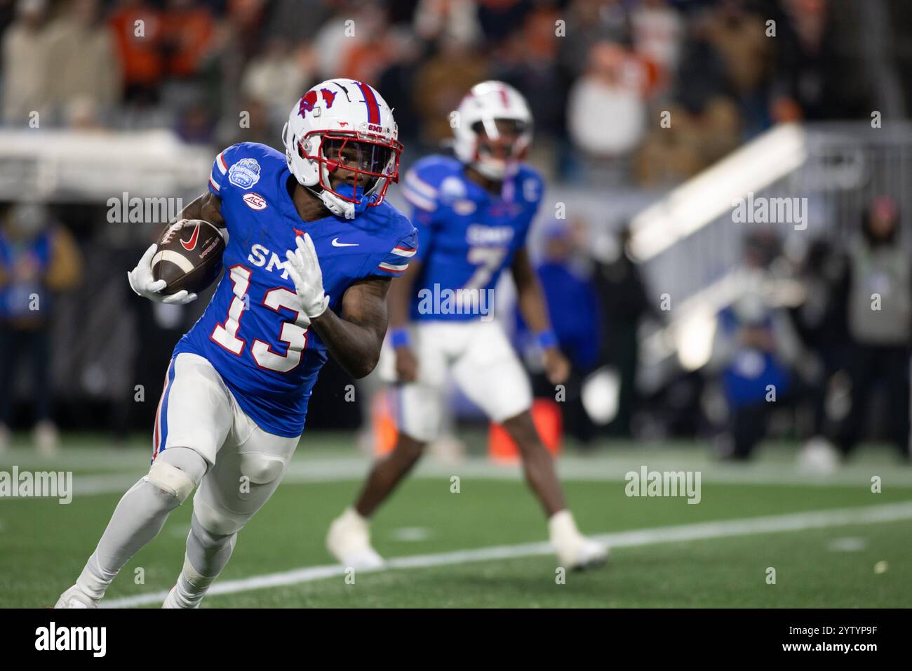 7 décembre 2024 : Roderick Daniels Jr. (13 ans), receveur des Mustangs méthodistes du Sud, court avec le ballon lors du match de championnat ACC entre les Clemson Tigers et les SMU Mustangs au Bank of America Stadium de Charlotte, Caroline du Nord. Jonathan Huff/CSM Banque D'Images