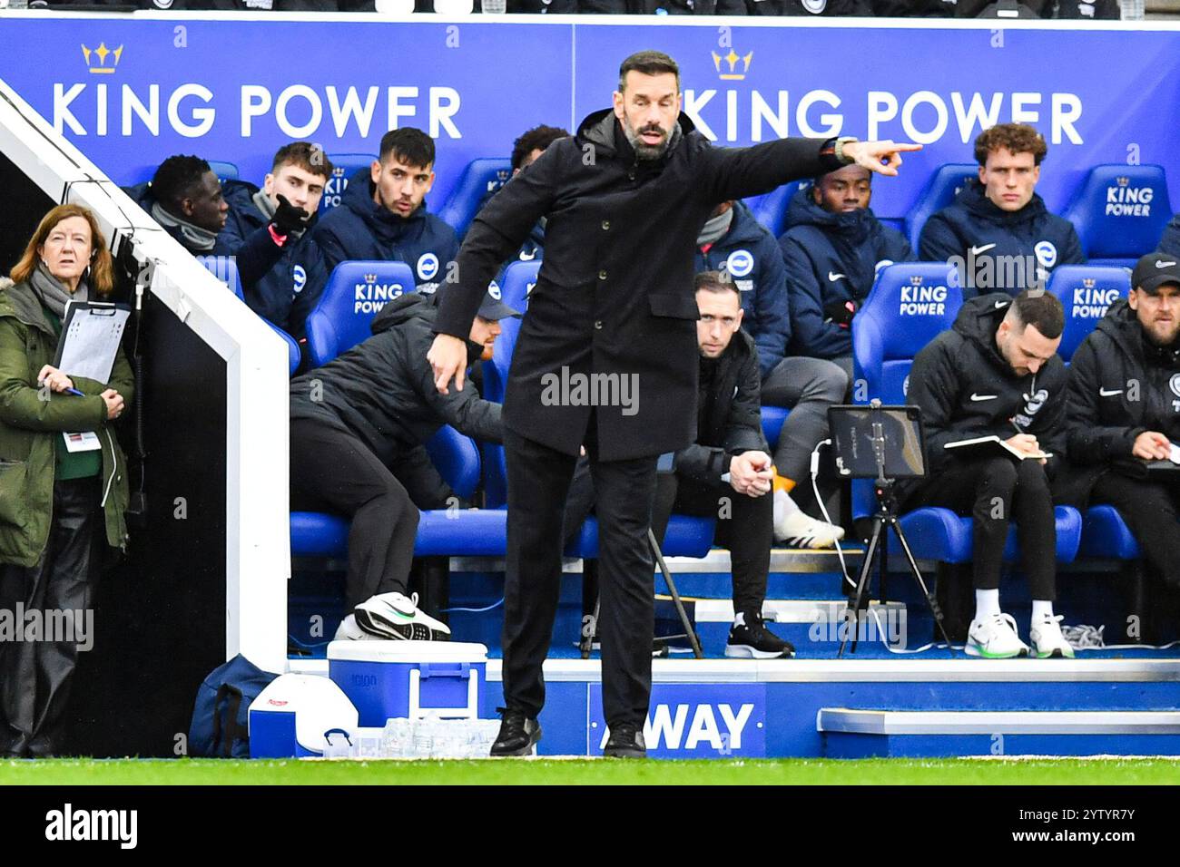 King Power Stadium, Leicester, Royaume-Uni. 8 décembre 2024. Premier League Football, Leicester City contre Brighton et Hove Albion ; Leicester City Manager Ruud van Nistelrooy instruit son équipe Credit : action plus Sports/Alamy Live News Banque D'Images